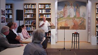 Heinz Högerle vom Rexinger Synagogenverein berichtet in einem Vortrag von der Vereinsarbeit