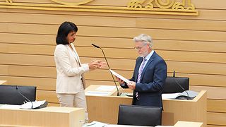 Landtagspräsidentin Muhterem Aras verpflichtet Prof. Dr. Tobias Keber auf sein neues Amt