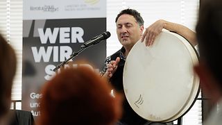 Musiker schlägt die Trommel