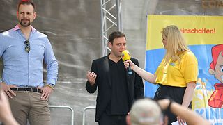 Abgeordneter Florian Wahl spricht auf der Hauptbühne.