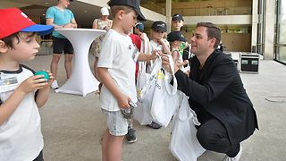 Abgeordneter Florian Wahl überreicht Taschen mit Geschenken an die "Landtags-Agenten".