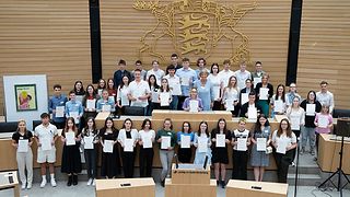 Gruppenfoto mit den Preisträgern im Plenarsaal