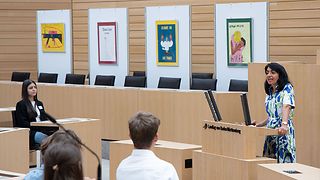 Landtagspräsidentin Muhterem Aras spricht am Rednerpult