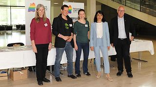 Landtagspräsidentin Muhterem Aras und Abgeordneter Alexander Schoch mit Mitgliedern des Netzwerks LSBTTIQ Baden-Württemberg an deren Infostand