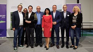 Gruppenbild mit Präsidentin, Abgeordneten und DGB
