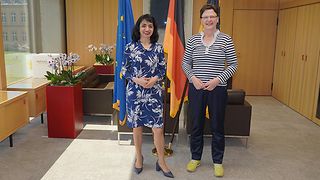 Muhterem Aras steht mit Uta-Micaela Dürig in ihrem Dienstzimmer.