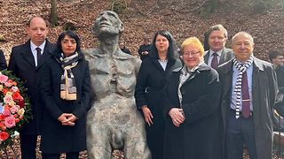 Gruppenbild mit den Teilnehmenden der Gedenkfeier