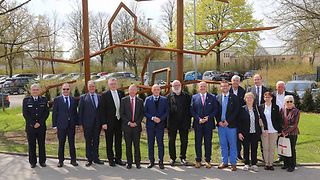 Das Mahnmal "Der Schrei" (im Hintergrund) von Robert Schad erinnert an das Lager Lindele, ein Kriegsgefangenen- und Interniertenlager in Biberach im Zweiten Weltkrieg.