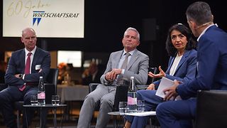 Auf dem Podium: Minister Strobl und Landtagspräsidentin Muhterem Aras