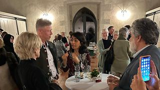 Gäste sprechen mit Muhterem Aras beim Stehempfang