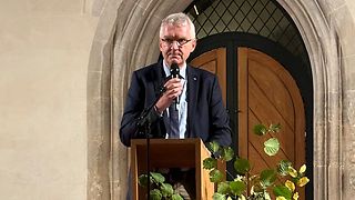 Frithjof Schwesig, Dekan der Evangelischen Kirchengemeinde, führt durch den Abend