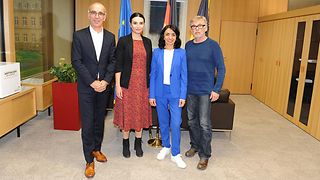 Turan Tekin, Stefan Struck und Simel Sever vom Landesverband Baden-Württemberg der kurdischen Gemeinde mit Muhterem Aras in ihrem Dienstzimmer