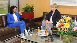 Ruppert und Aras im Gespräch im Dienstzimmer der Landtagspräsidentin