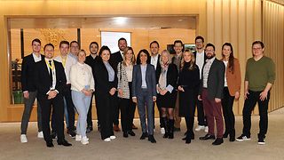 Gruppenfoto mit Landtagspräsidentin Aras und Wirtschaftsjunioren vor dem Plenarsaal.