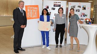 Landtagspräsidentin Aras im Foyer mit Vertreter der Stiftung Forum Recht