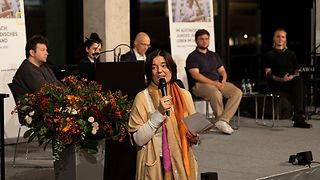 Claudia Rugart am Mikrofon