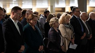 Alle stehen zur Gedenkminute