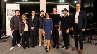 Die Teilnehmenden stellen sich auf zum Gruppenbild