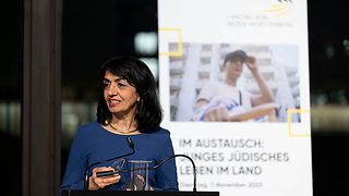 Landtagspräsidentin Muhterem Aras spricht am Rednerpult