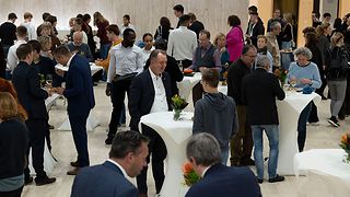 Gäste im Gespräch im Foyer