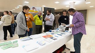 Gäste im Gespräch im Foyer
