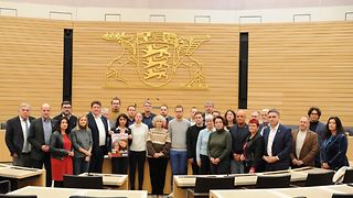 Gruppenfoto mit Abgeordneten im Plenarsaal