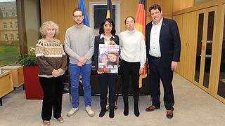 Gruppenfoto im Büro von Präsidentin Aras