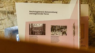 Informationsschild zum Reichstagsbrand, Notverordnung und beginnender Terror 
