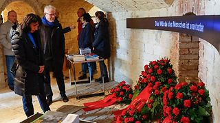 "Die Würde des Menschen ist unantastbar": Aras steht vor Trauerkränze 