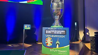 Der Pokal der EM 2024 mit Countdown