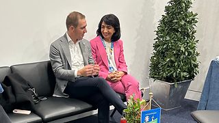 Muhterem Aras spricht mit Philipp Lahm 