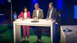 Aras am Podiumstisch