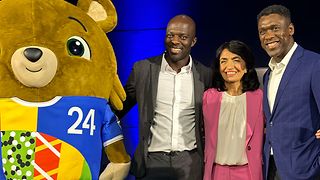 Gruppenfoto mit Landtagspräsidentin Aras, Hans Sarpei und Clarence Seedorf