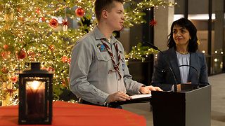 Moritz Baur vom Verband Christlicher Pfadfinderinnen und Pfadfinder Württemberg e.V. spricht am Rednerpult.