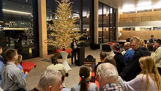 Muhterem Aras spricht am Rednerpult, Pfadfinder hören zu.