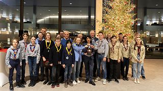 Gruppenfoto mit Muhterem Aras, Pfadfindern und Abgeordneten vor dem Weihnachtsbaum.