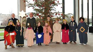 Gruppenbild mit Landtagsvizepräsident Born, den Kinder Sternsinger und Stadtdekan Monsignore Dr. Christian Hermes
