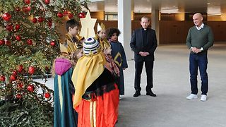 Die Kinder Sternsinger singen Lieder vor 