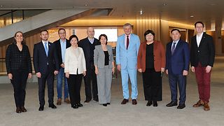 Gruppenbild mit der Delegation aus Kasachstan, Landtagsdirektorin Christine Werner, FDP/DVP Fraktionsvorsitzender Dr. Hans-Ulrich Rülke und weiteren Abgeordneten