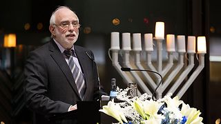 IRGW-Vorstand Mihail Rubinstein spricht ein Grußwort