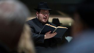 Kantor Nathan Goldman begleitet die Veranstaltung mit Segensgesängen.