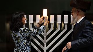 Landtagspräsidentin Muhterem Aras macht das Dienerlicht an der Chanukkia, dem achtarmigen Chanukka-Leuchter, an, bevor Rabbiner Yehuda Pushkin das erste Licht entzündet.