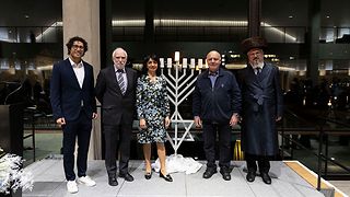 SUW-Vorsitzender Alon Bindes, IRGW-Vorstand Mihail Rubinstein, Landtagspräsidentin Muhterem Aras, IRGW-Vorstand Michael Kashi und Rabbiner Yehuda Pushkin (v.l.) vor dem Chanukka-Leuchter