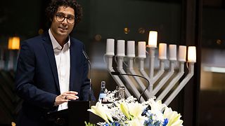 Alon Bindes, Vorsitzender der Jüdischen Studierendenunion Württemberg, spricht über die Gemeinschaft der jüdischen Diaspora.