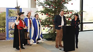 Marco Gauger, Bürgermeister von Bad Wildbad, am Rednerpult mir Muhterem Aras