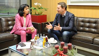 Muhterem Aras und Oliver Hildenbrand im Gespräch im Dienstzimmer der Landtagspräsidentin.