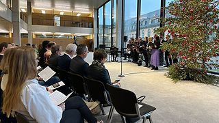 Mitarbeiter und Abgeordnete singen gemeinsam