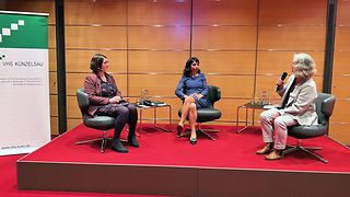 Muhterem Aras mit zwei weiteren Frauen auf dem Podium sitzend.