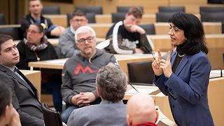 Landtagspräsidentin Aras im Gespräch mit einer Gruppe der Johannes-Diakonie sowie Mitgliedern der Lebenshilfe Baden-Württemberg