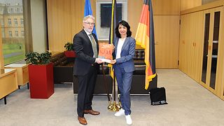 Prof. Dr. Tobias Keber, Landesbeauftragter für den Datenschutz übergibt den Datenschutzbericht an Muhterem Aras in deren Dienstzimmer